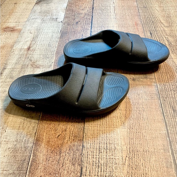 OOFOS Black Recovery Slide Sandals Size M6 W8 Comfort Casual Slip On Beach EUC - Picture 4 of 9
